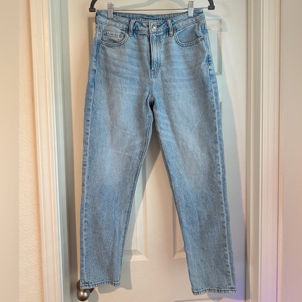 American Eagle High Rise Mom Jeans | Light Wash | Classic Fit